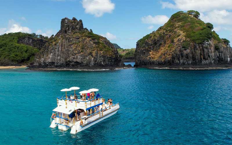 Melhores horários para passeios de barco em Fernando de Noronha